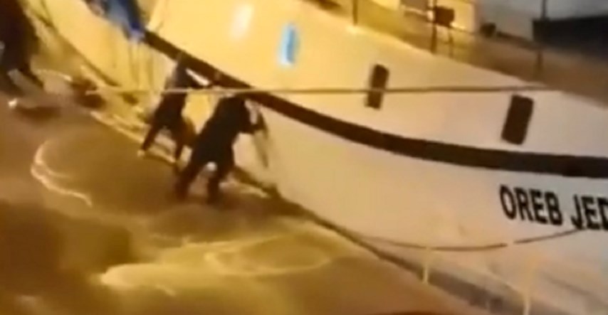 VIDEO Oluja u Dalmaciji, ljudi na Korčuli spašavali brod, valovi ga nabijali na zid
