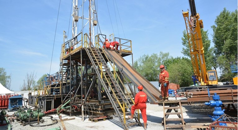 Počeli radovi na uređenju prostora za bušotinu tople vode u Karlovcu