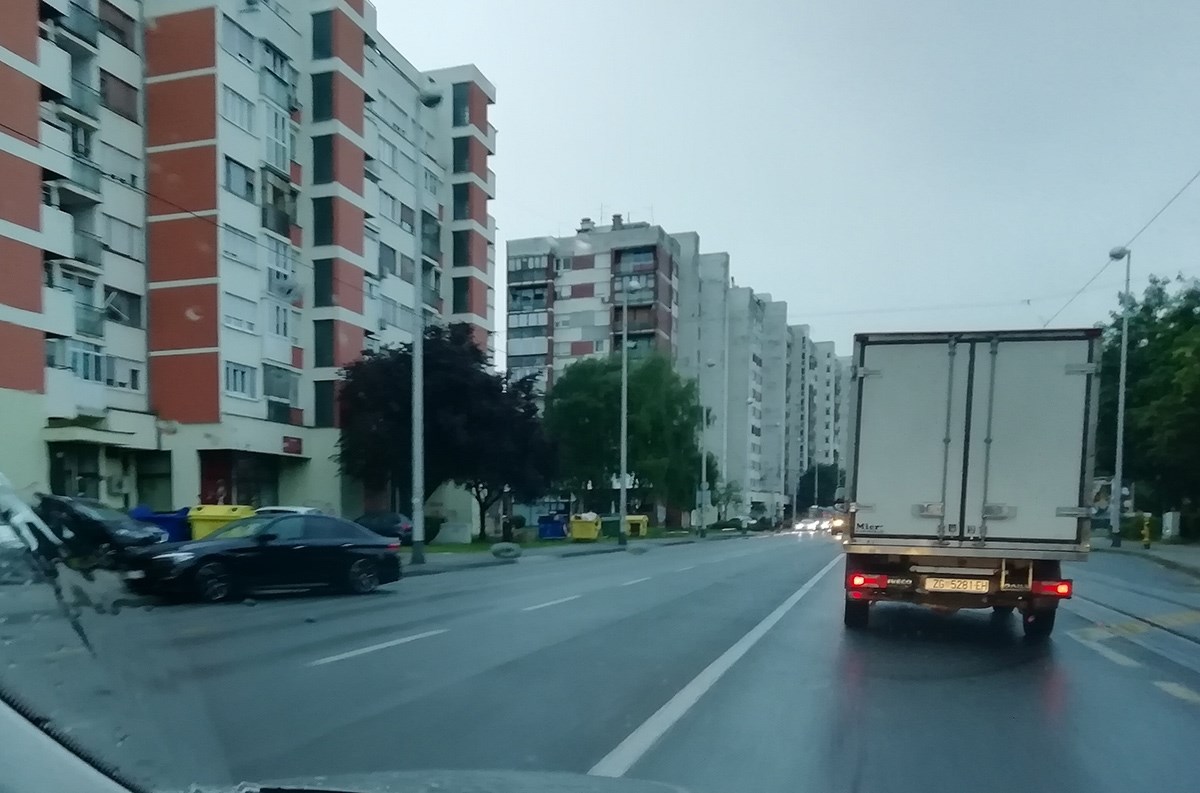 Sudar na tramvajskim tračnicama u Dubravi, završen očevid. Tramvaji krenuli