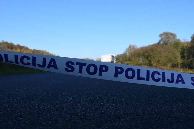 Maloljetnik na motoru po Bjelovaru bježao od policije. Oštetio je dva auta