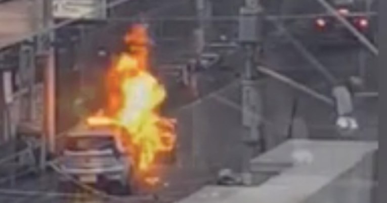Muškarac u Australiji zapalio sebe i auto, vikao protiv covid-potvrda
