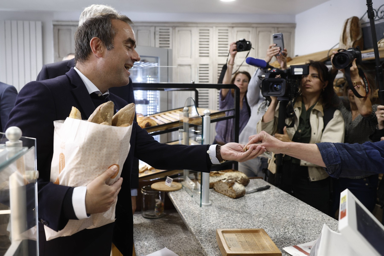Francuski premijer na Praznik rada kupio baguette. Sindikati bijesni