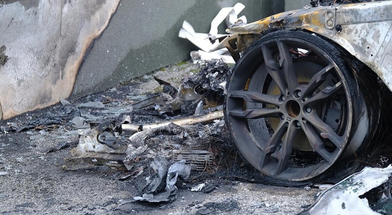 U zagrebačkoj Dubravi noćas gorio Audi, vatra se proširila i na Jaguar