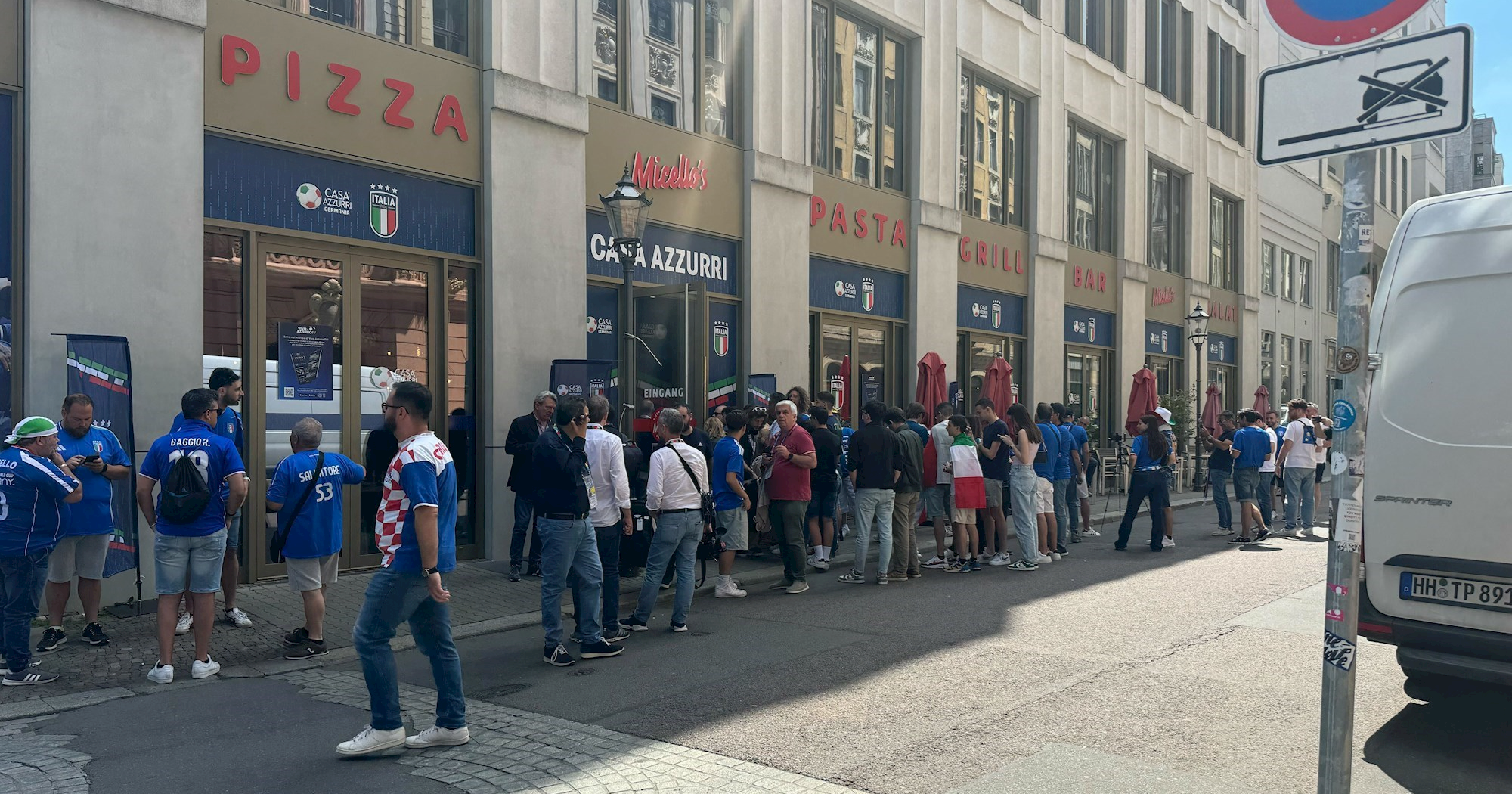 Talijanski navijači u Leipzigu u redu ispred natpisa "pizza" i "pasta"