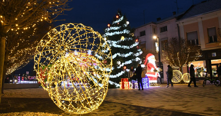 FOTO U Koprivnicu je stiglo blagdansko raspoloženje. Pogledajte kako je ukrašen grad
