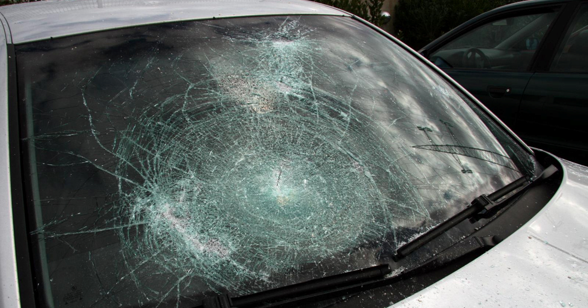 Mačetom razbijao aute u Puli. Razbio i staklo na ulaznim vratima kuće