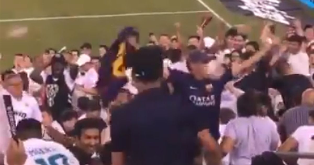 Navijač Barcelone među hrpetinom realovaca slavio dok je Atletico razbijao Real