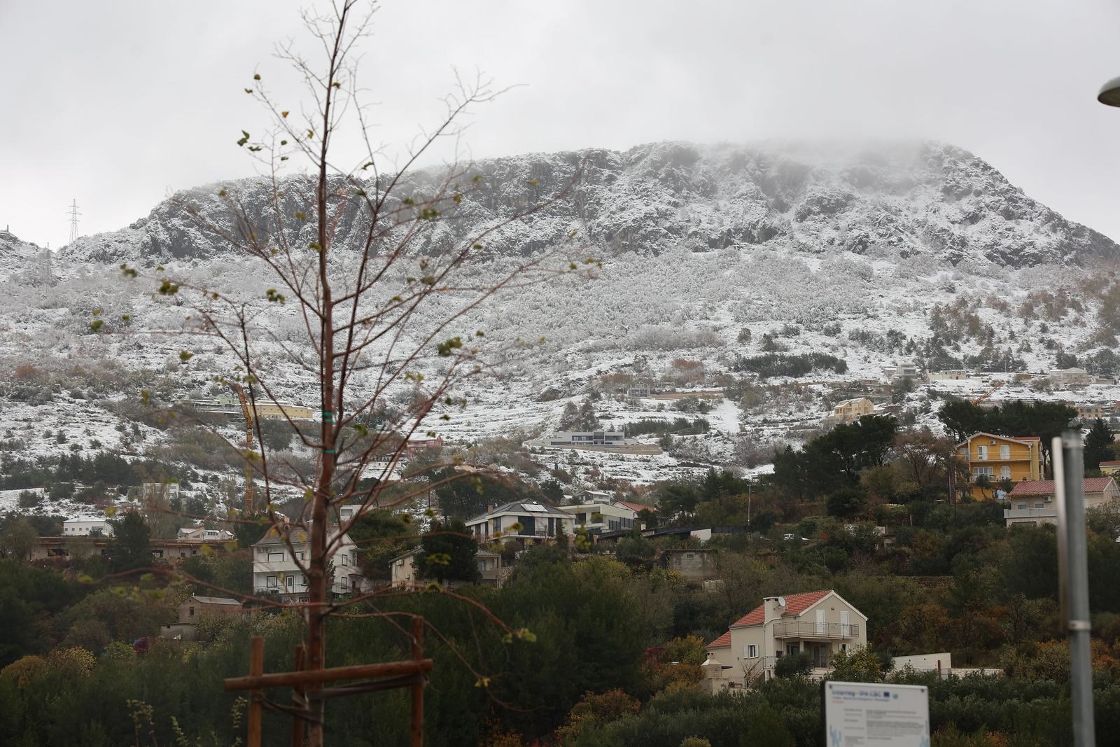 Snijeg je počeo padati u višim predjelima Dalmatinske zagore