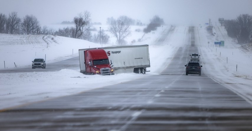 Snažna oluja pogodila zapad SAD-a, očekuje se i do tri metra snijega