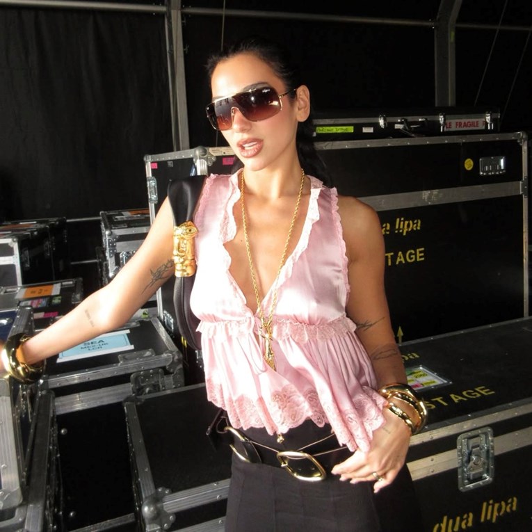 Dua Lipa izgleda božanstveno u topu s volanima