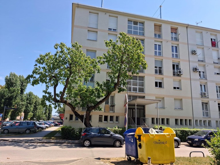 Stan na Trešnjevci ima 48 kvadrata, tri sobe i francuske prozore