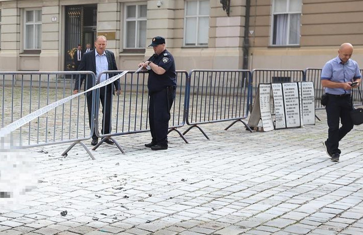 Policija o samozapaljenju na Markovom trgu: Policajac je vidio da se polijeva