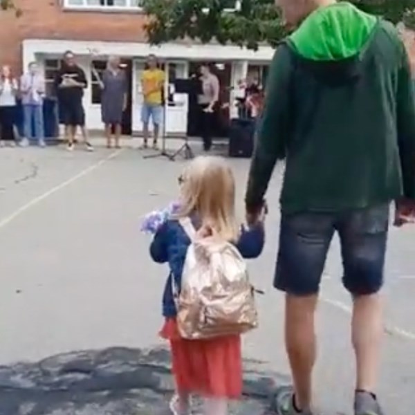 Učenike u Danskoj prvog dana škole dočekuju kao rock zvijezde