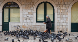 Jedni ih mrze, drugi obožavaju: Žena u centru Dubrovnika hranila hrpu golubova