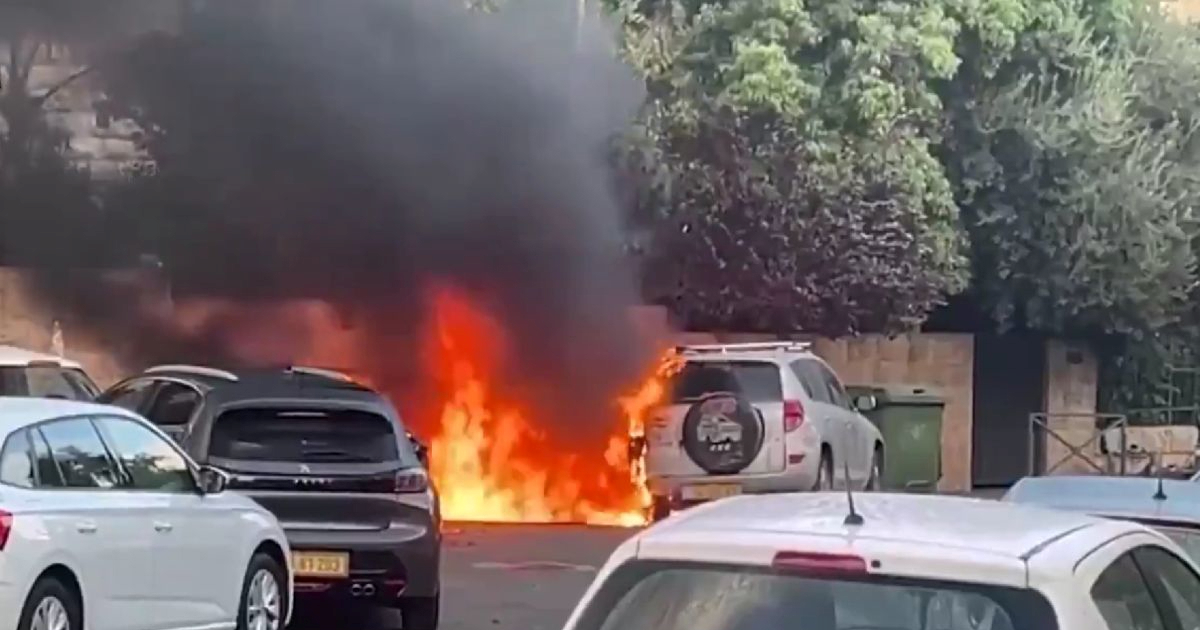 VIDEO Neredi u Jeruzalemu: Prosvjednici palili aute kod Netanyahuove rezidencije