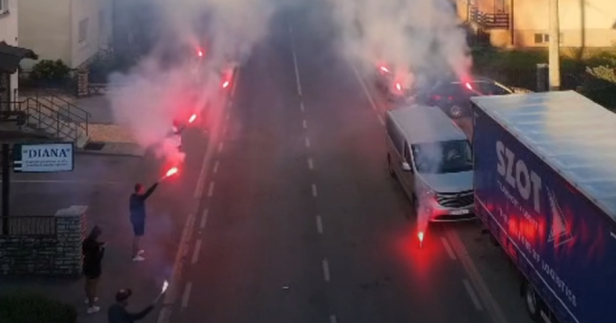 Ličani uz baklje krenuli na prosvjed u Zagrebu. Na Trgu razvijen velik transparent