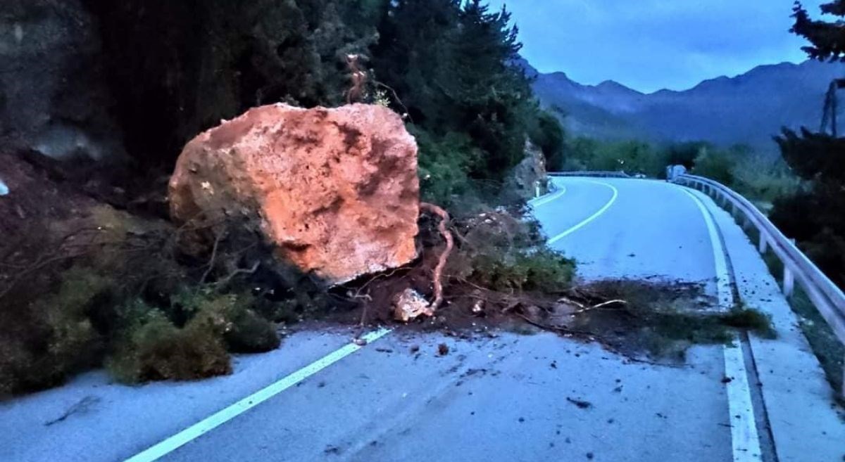 Ogromna stijena srušila se na magistralu kod Gradca, vozi se jednim trakom
