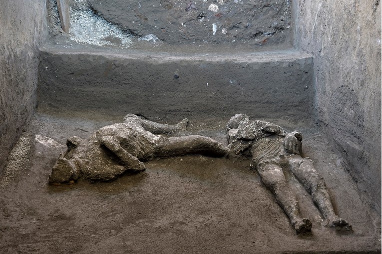 FOTO U Pompejima pronađeni jako dobro očuvani ostaci ljudi poginulih u erupciji 79.