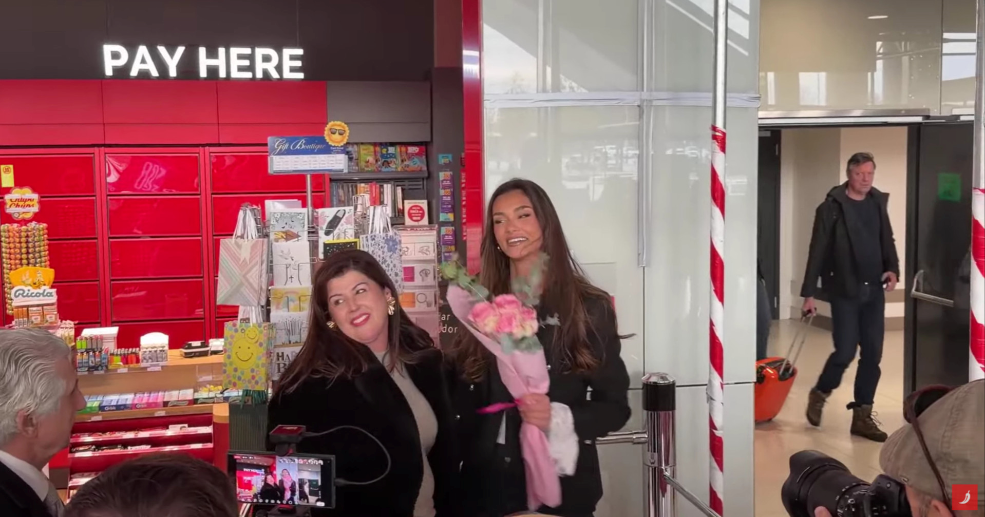 VIDEO Laura Gnjatović sletjela u Zagreb, čvrsto zagrlila mamu: "Pa jesam pobijedila?"