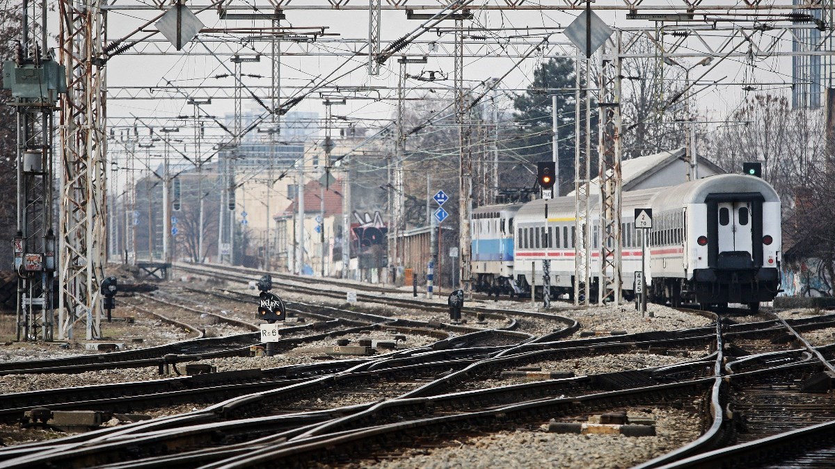 Netko je opet kod Lipika krao velike vijke s pruge i tako ugrozio promet vlakova