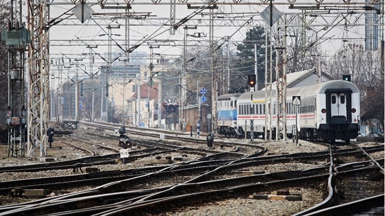 Netko je opet kod Lipika krao velike vijke s pruge i tako ugrozio promet vlakova