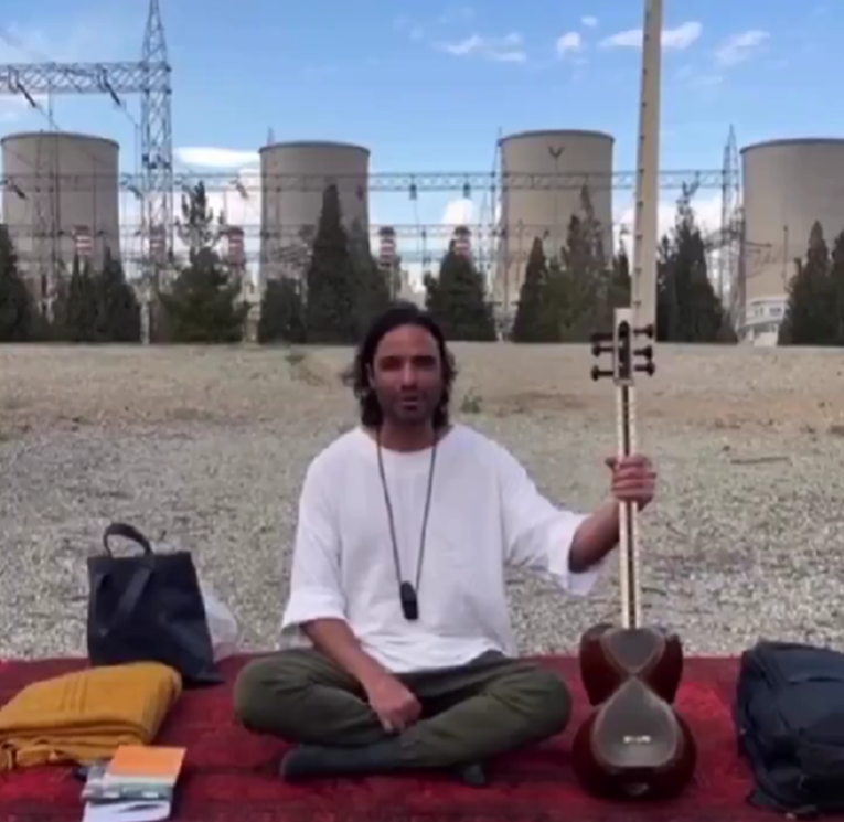 VIDEO Iranski glazbenik odazvao se pozivu vlasti. Kampira ispred elektrane