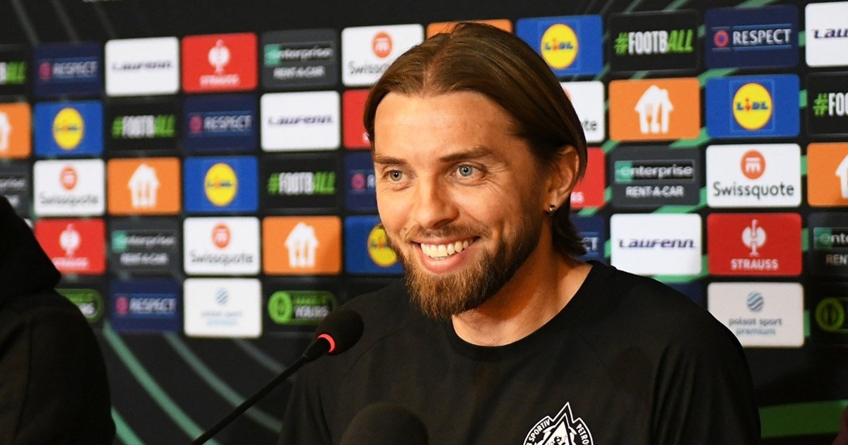 Nekad je predstavljao svoju zemlju u nogometu. Sad je postao političar