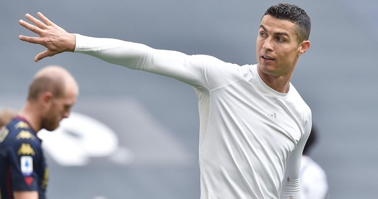 Ronaldo frustrirano bacio dres Juventusa. Pirlo: To je stav šampiona