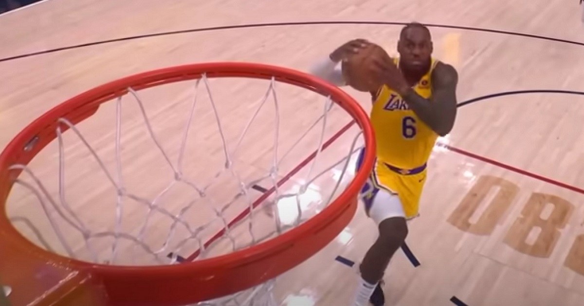 VIDEO LeBron je krenuo u žestoko zakucavanje. Samo sekundu kasnije publika se smijala