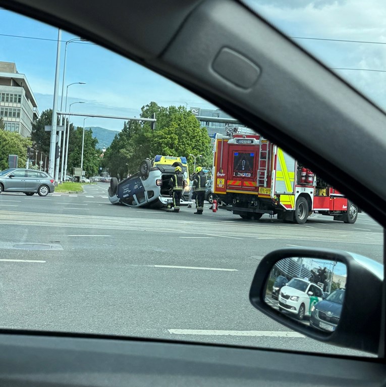 FOTO I VIDEO Prometna u Zagrebu. Auto završio na krovu