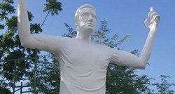 Legendarni napadač dobio ogromni kip, ali uopće mu ne sliči