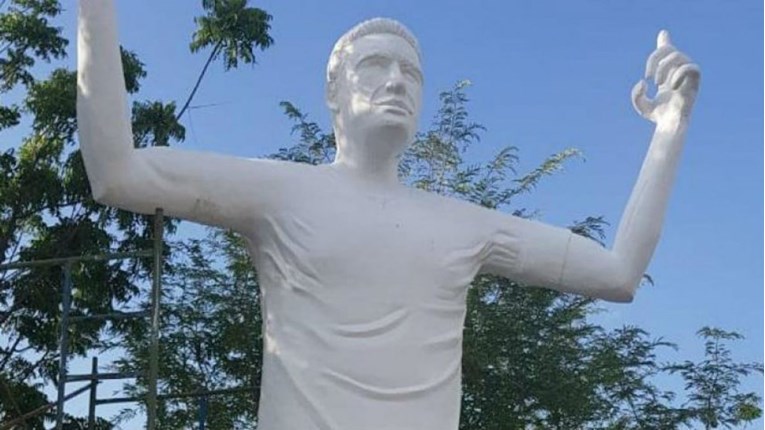 Legendarni napadač dobio ogromni kip, ali uopće mu ne sliči