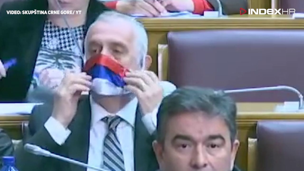 Političar u parlamentu nosio masku sa srpskom zastavom, no zadavala mu je velike muke