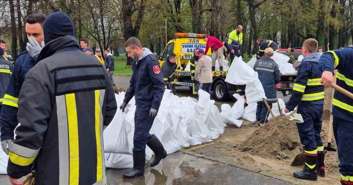 Vatrogasci: Spašavali smo osobu i vozilo iz vode. I dalje radimo na obrani od poplave