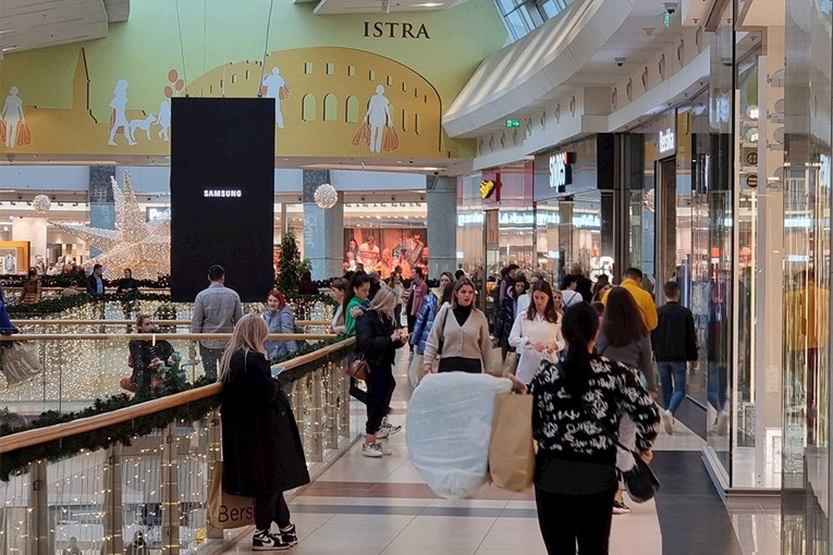 Padaju cijene: PS5 jeftiniji za 150 eura. Kreću veliki popusti u Zari, imamo detalje