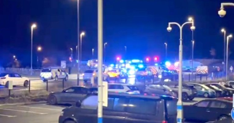 Неколку лица избодени во воз во Англија. Уапсени се двајца луѓе во воз. Неколку лица се избодени со нож во воз во Англија. Двајца се уапсени.