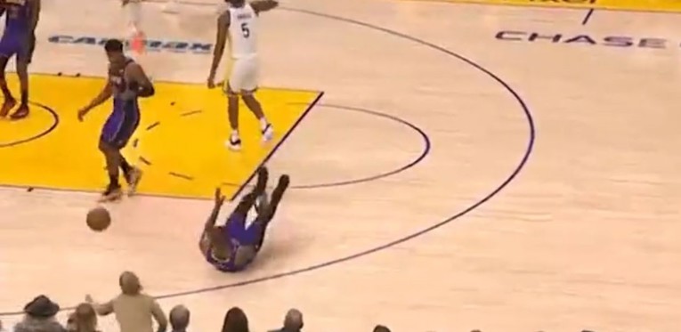 VIDEO LeBron nakon misterioznog pada u prvom poluvremenu zabio samo dva poena