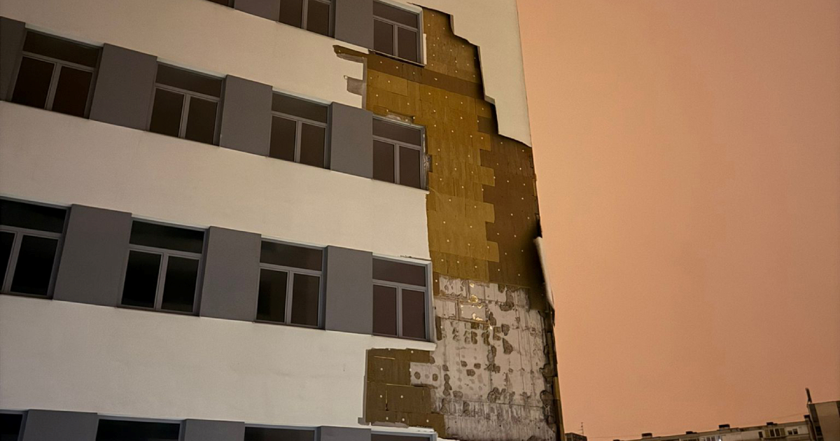 FOTO U Zagrebu vjetar iščupao fasadu s nove zgrade, pala po autima