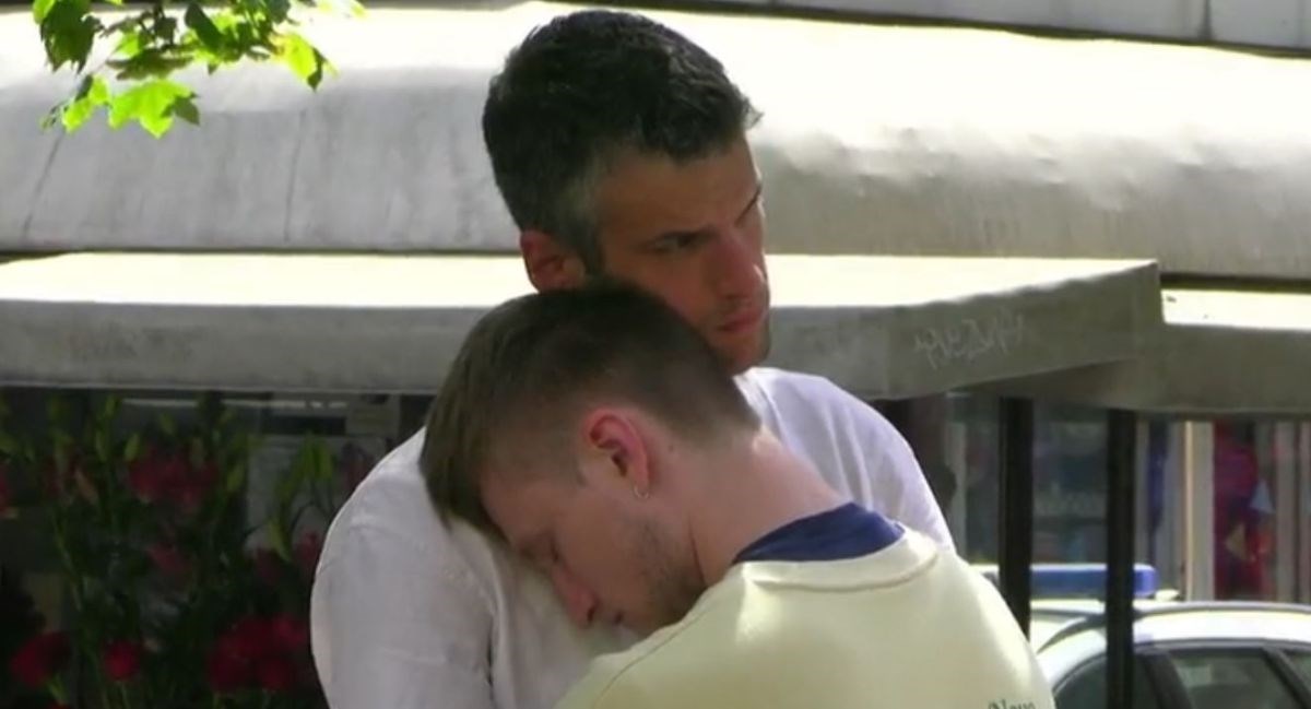 Bili smo na Cvjetnom: Dva umjetnika se već satima grle u centru Zagreba