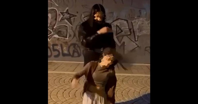Šire se snimke iz Dalmacije, dvije djevojke šamaraju i tuku treću. Policija istražuje