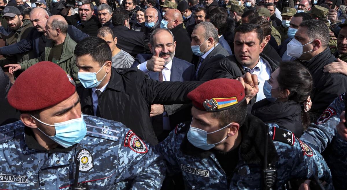 Tisuće na prosvjedu u Armeniji nakon što je premijer optužio vojsku za pokušaj puča