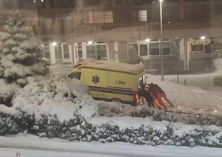 VIDEO Hitna lopatama čisti snijeg u Zagrebu. Građani: "Pa je li ovo normalno?"