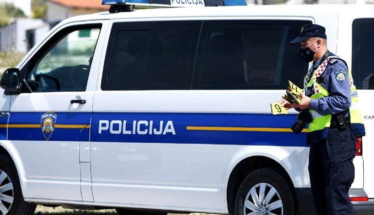 U Vukovaru pijana usred bijela dana udarila u policijski auto i ozlijedila policajce