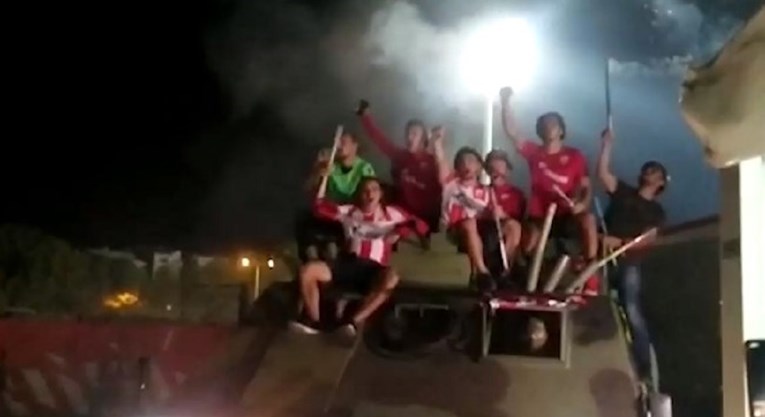 Zvezdini igrači paradirali na oklopnom vozilu i slavili ulazak u Ligu prvaka