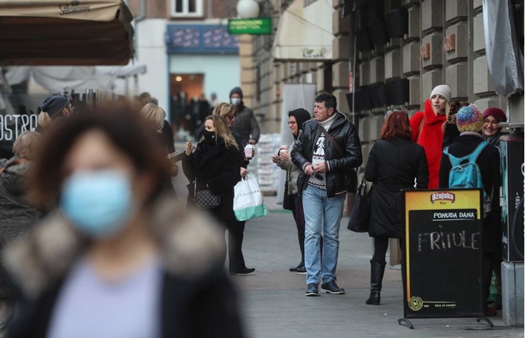 Kadrovi iz centra Zagreba: Unatoč zatvorenim kafićima, građani ne odustaju od kave