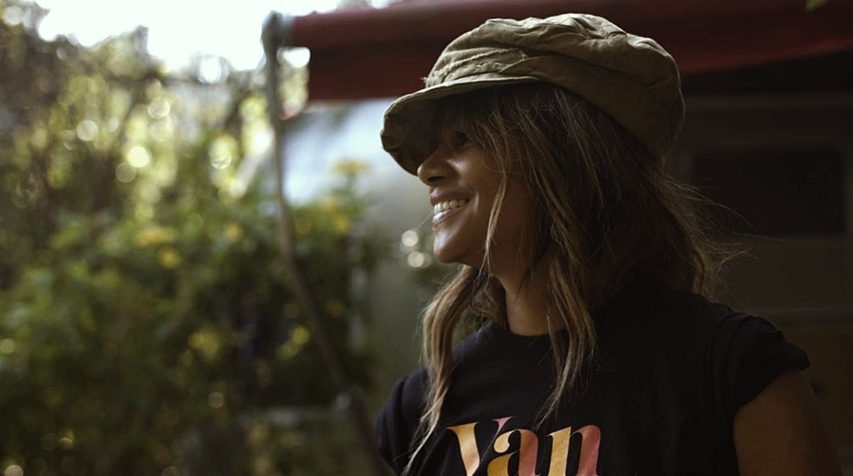 Navukla majicu svog dečka: Halle Berry pozirala bez hlača