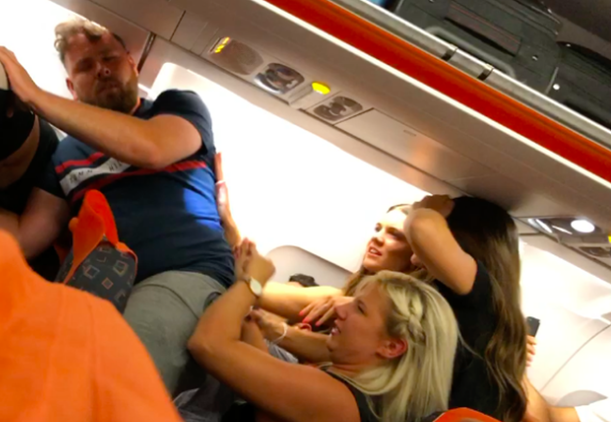 U avionu plesala ljudima u krilu i pokazivala grudi pa izazvala masovnu tučnjavu