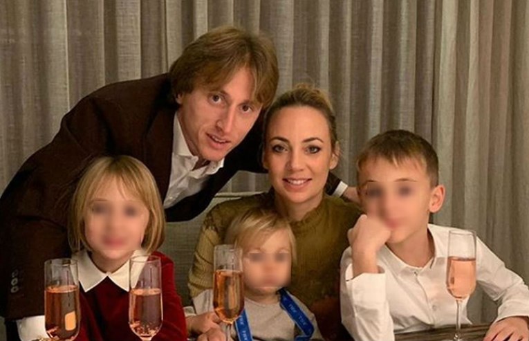 Modrić čestitao preslatkim obiteljskim fotkama, najmlađa kći ukrala pozornost