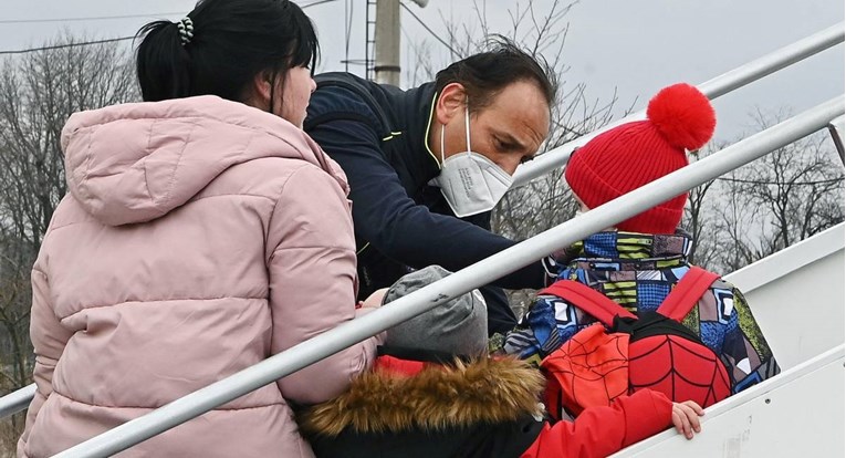 Dvadesetero ukrajinske djece oboljele od raka prevezeno u Britaniju