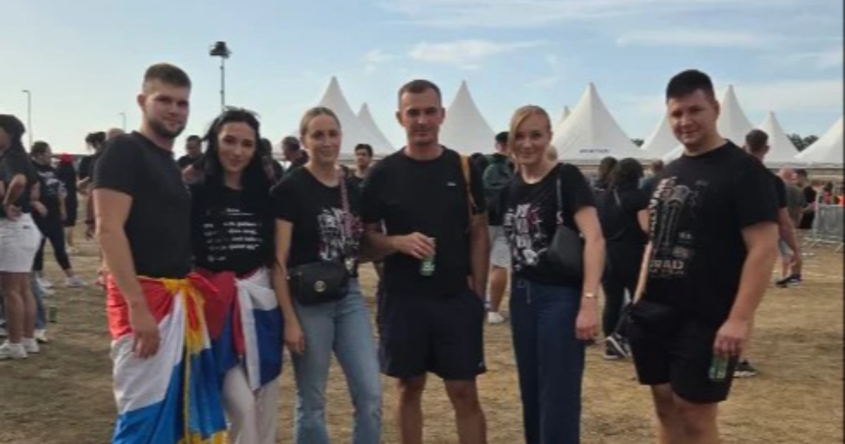 Brojni fanovi okupljaju se u Vukovaru. Pjeva se "Ravnoteža", na ulazima nema gužvi
